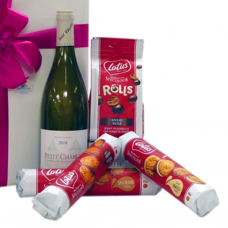 Vin blanc français avec des goodies belges emballés en cadeau