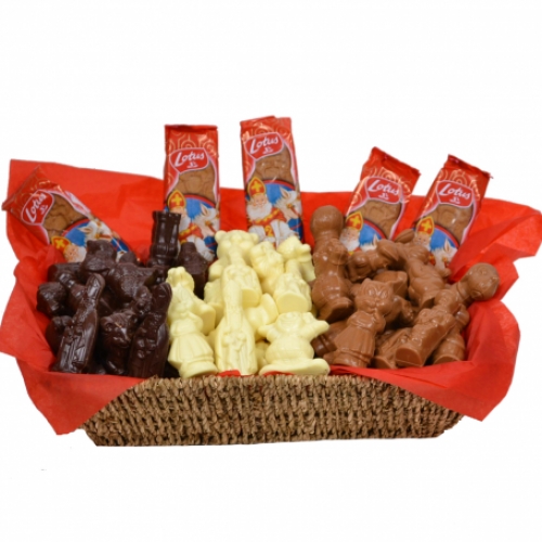 Sinterklaasmand met chocolade sinterklaasfiguren als sintgeschenk